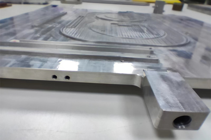 Procédé de brasage sous vide de plaques de refroidissement liquide